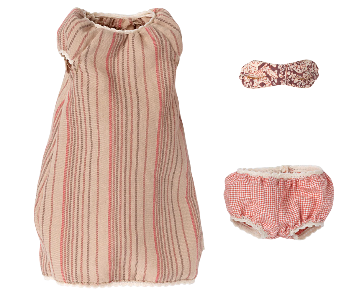 Medium mouse, Nightgown